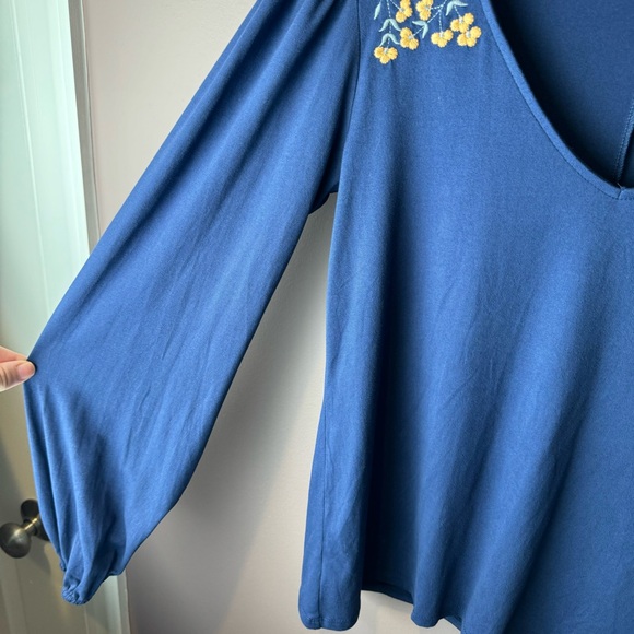 NWT Ash & Violet Blue V-Neck Embroidered Floral Top M - Picture 4 of 7
